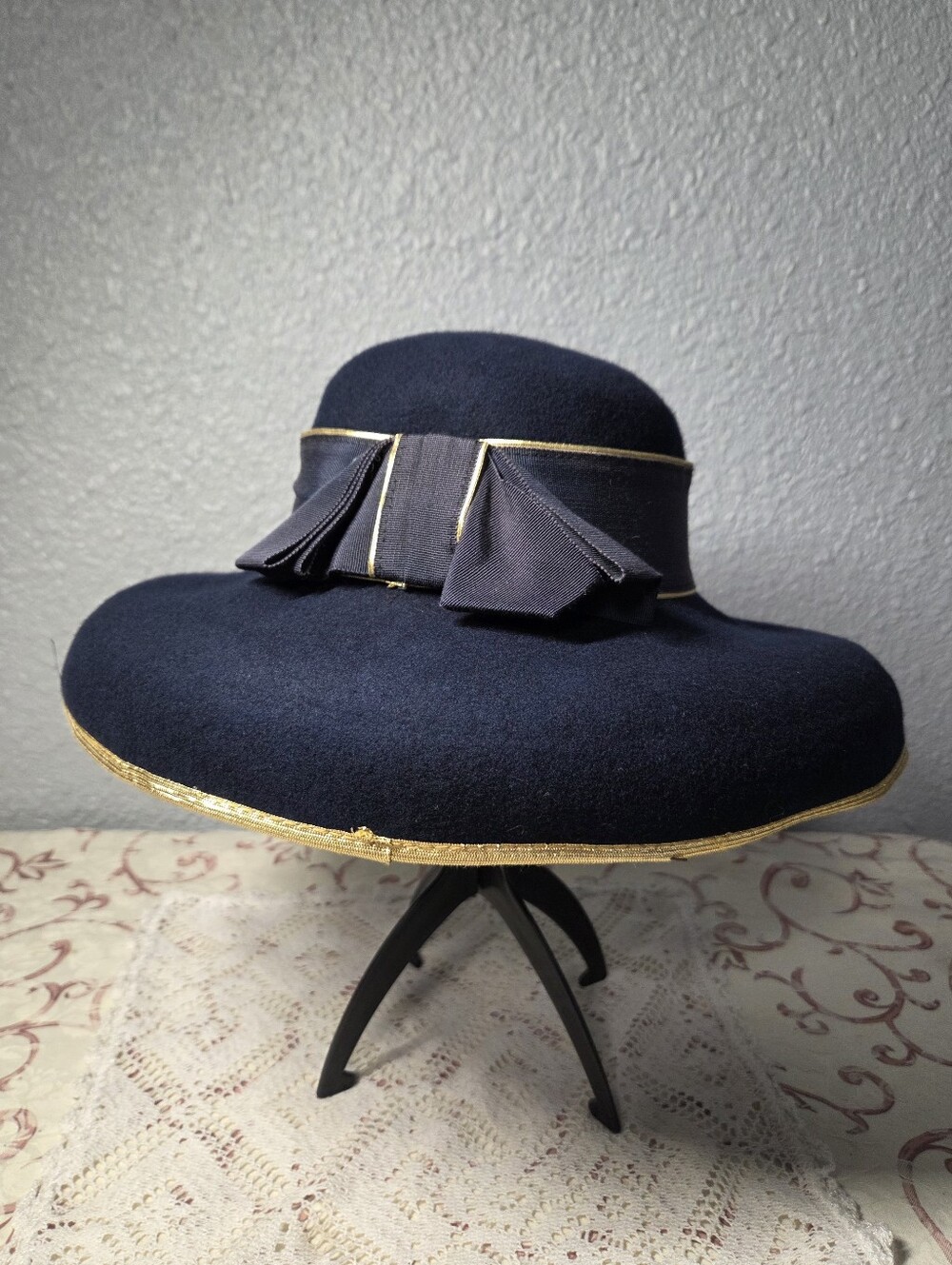 Vintage Michael Howard Miss Bierner Navy &  Gold wide-brimmed Wool Hat Millinery